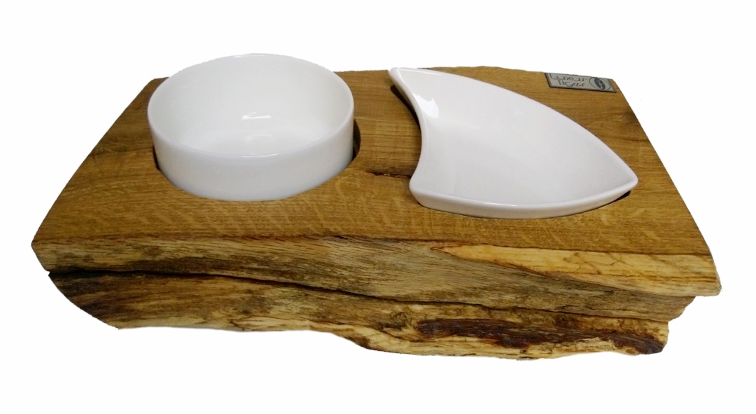 Feeding bar made of natural wood with two feeding bowls for cats. The material of the feed bar is oak.